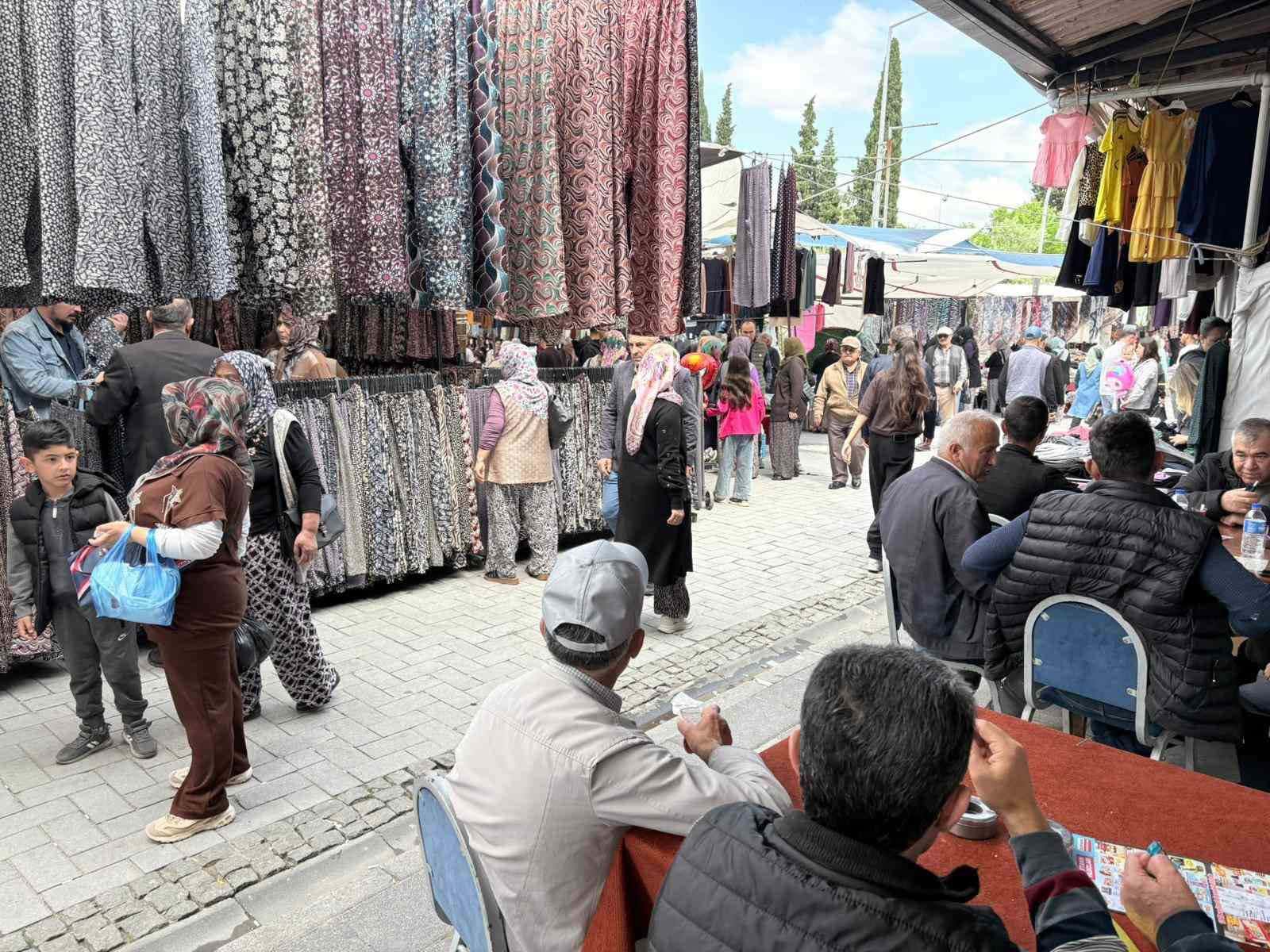 Gördes pazarında bayram bereketi