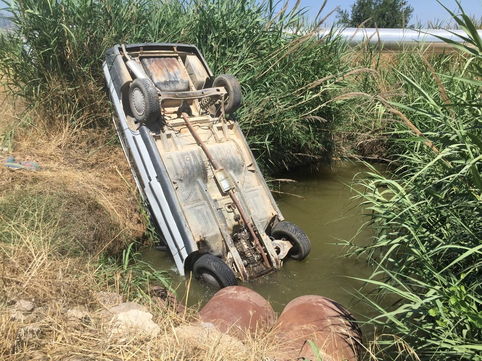 Kanala düşen otomobilden burnu bile kanamadan kurtuldu