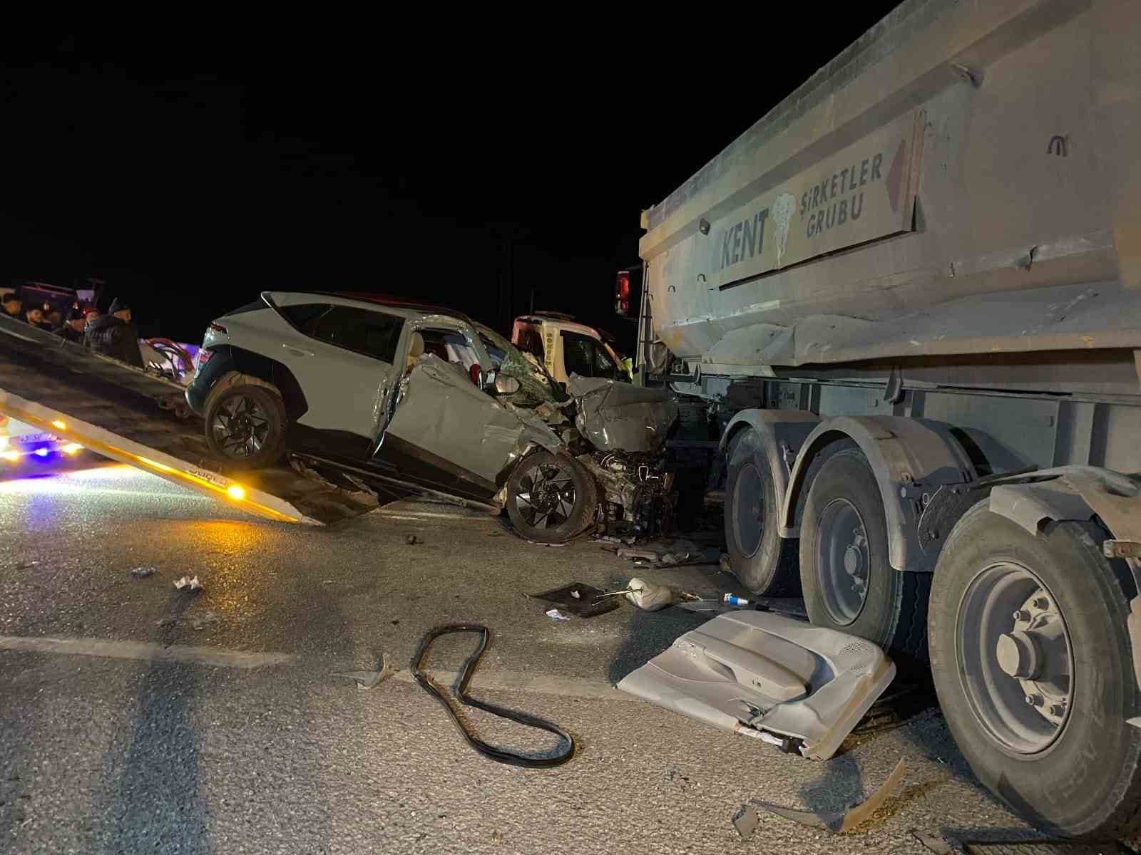 Kula’da hafriyat kamyonuna iki araç çarptı: 1 ölü, 4 yaralı