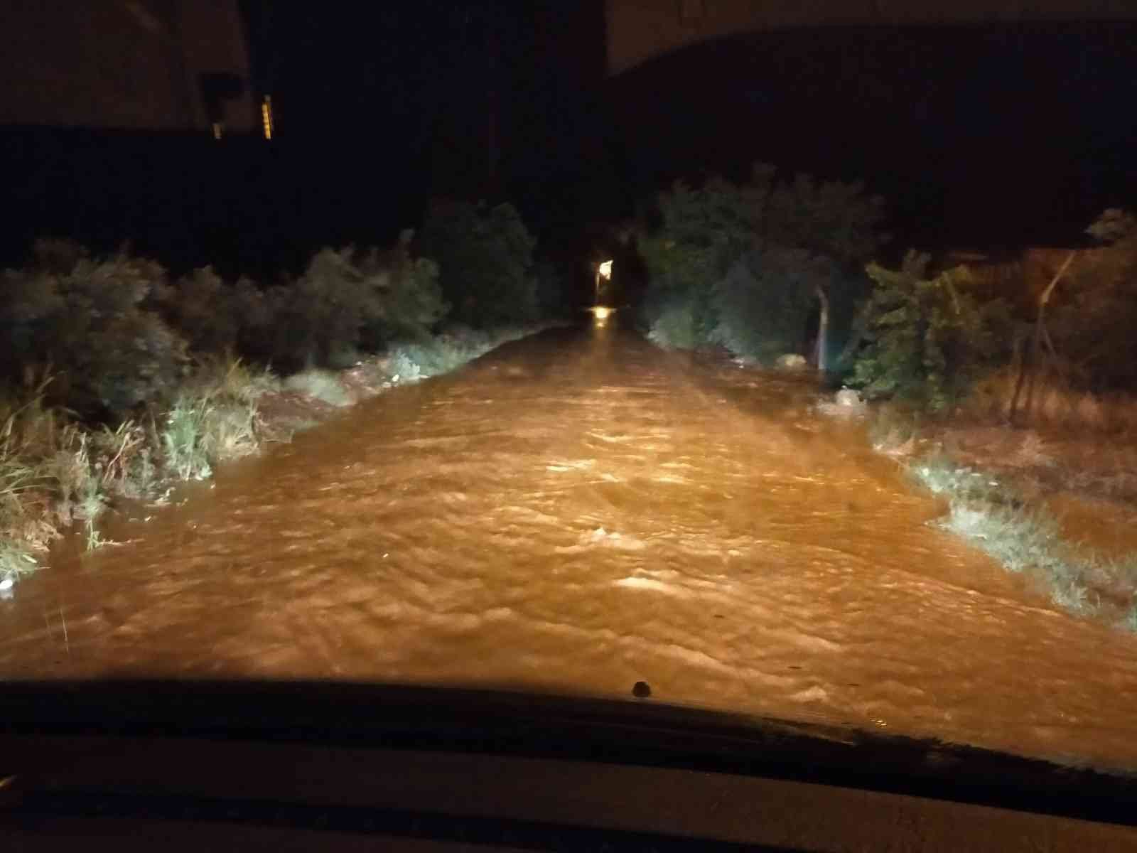 Manisa’da heyelan yolu trafiğe kapattı
