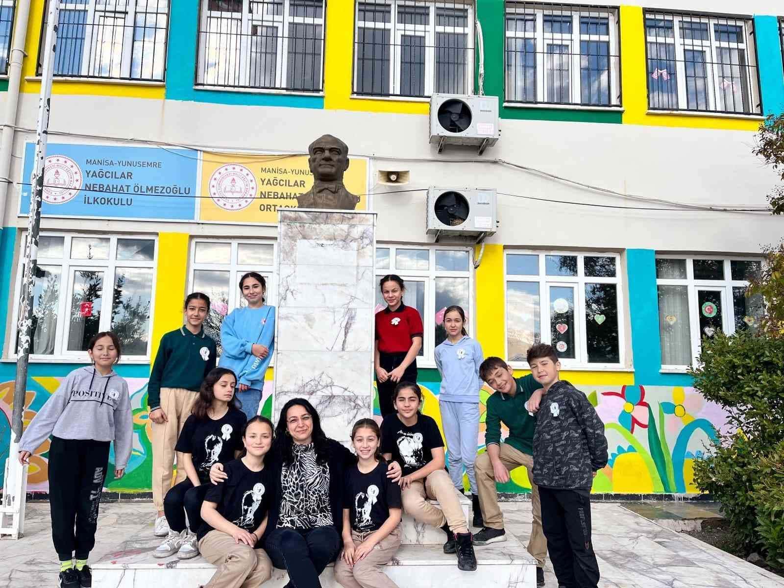 Manisalı öğretmen 7 ülkeye Mustafa Kemal Atatürk’ü tanıttı