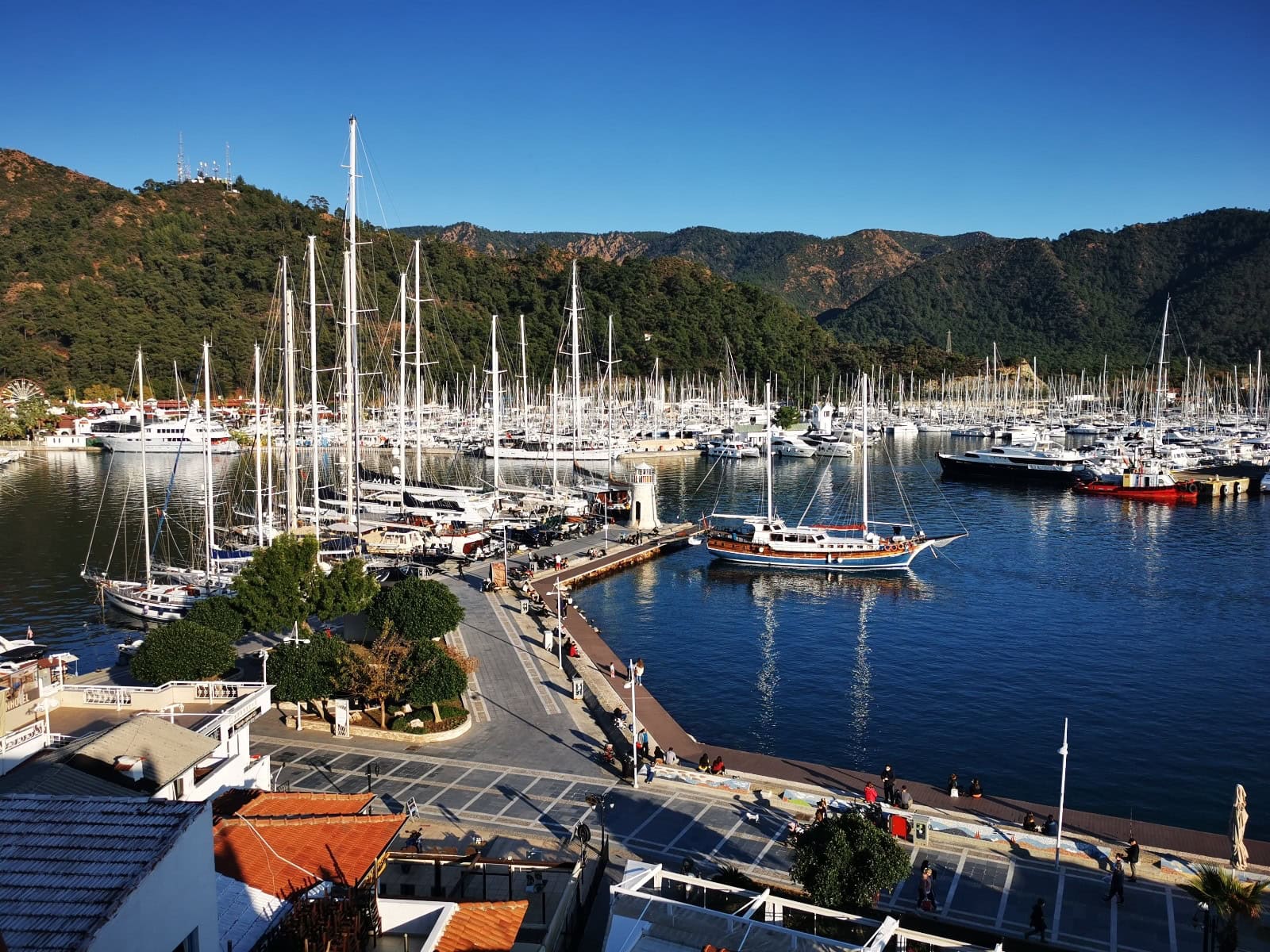 Marmarisliler güzel havanın keyfini çıkardı