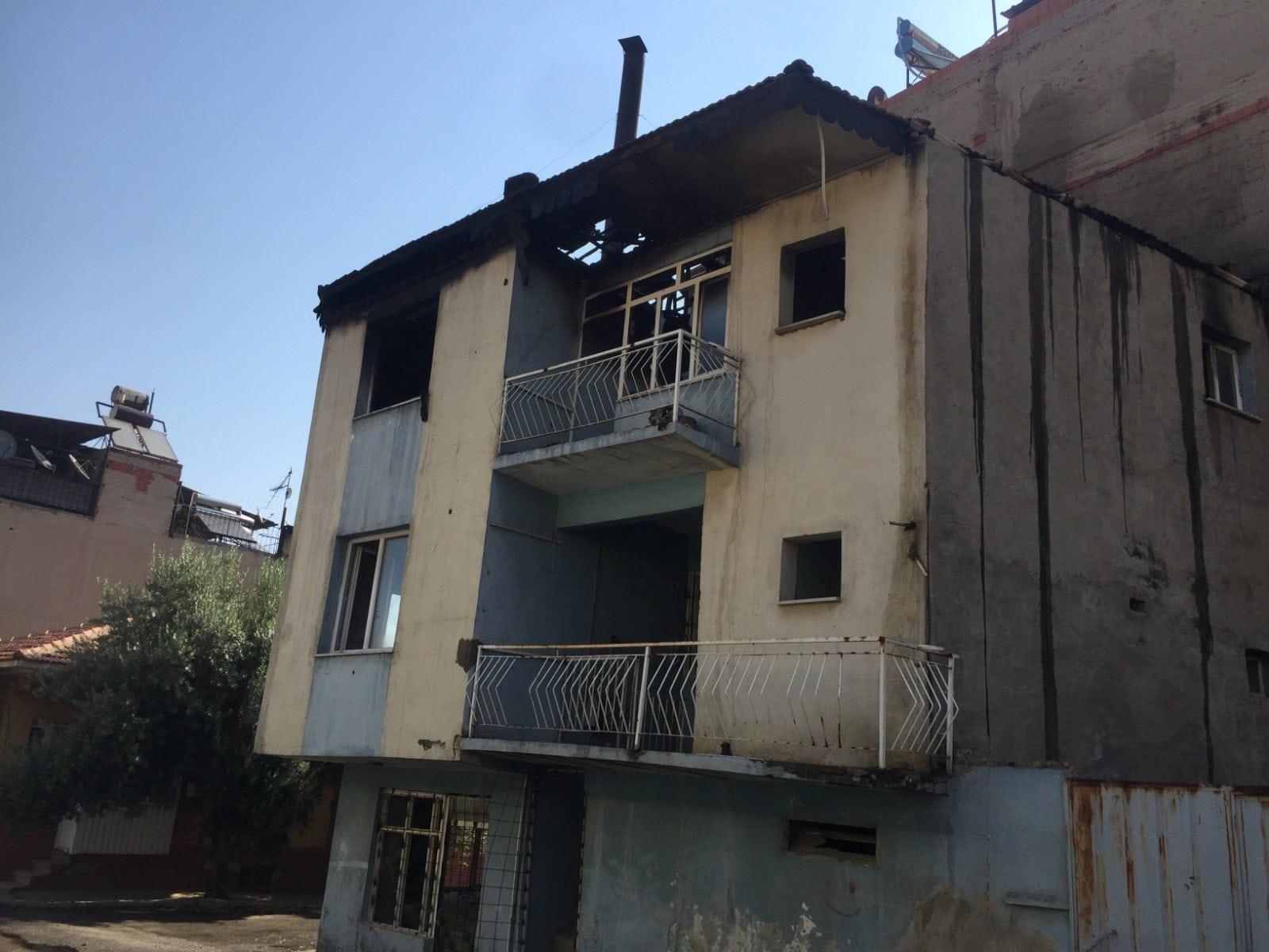 Metruk binada çıkan yangın korkuttu