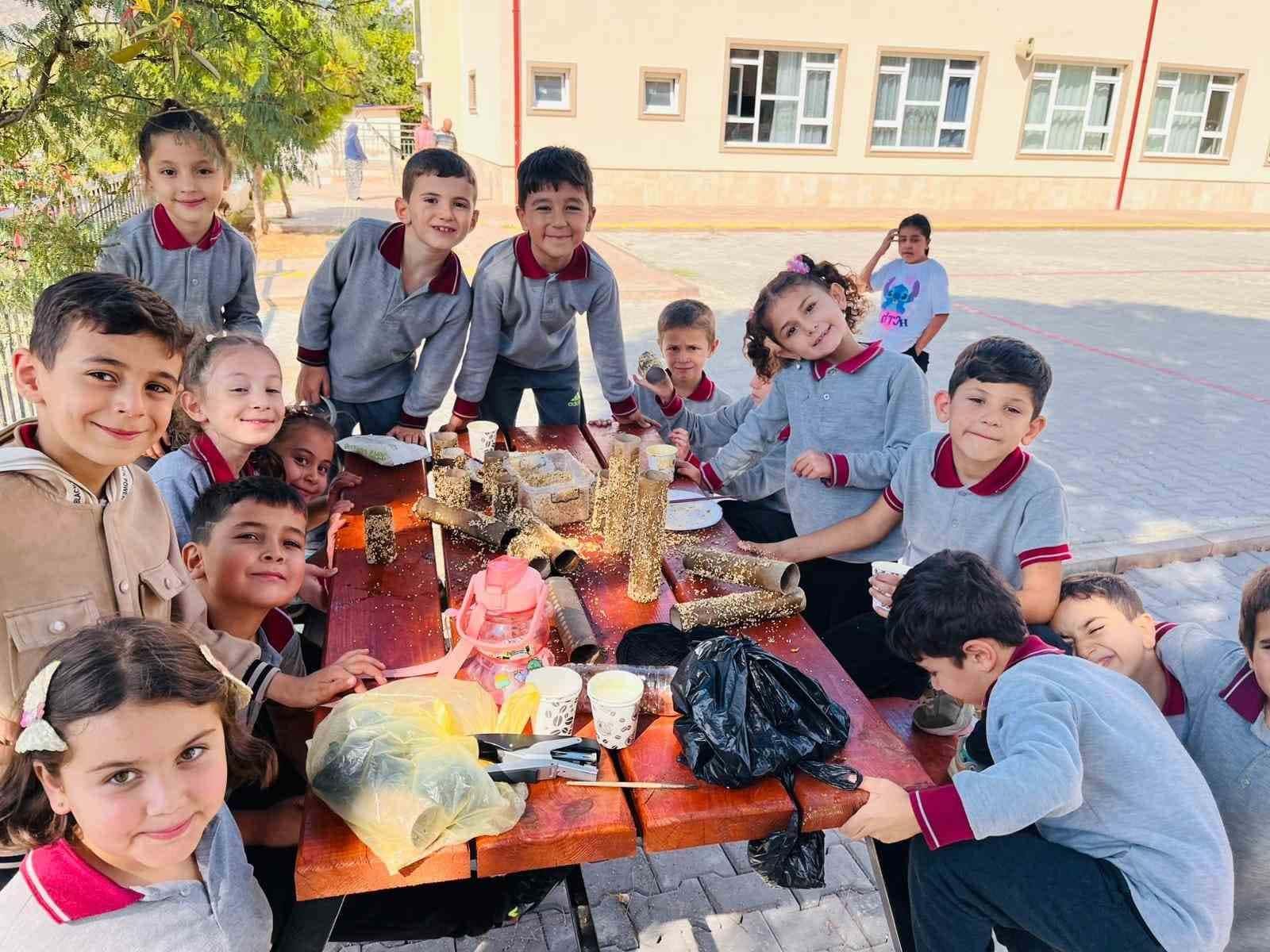 Minik ellerden sokak hayvanlarına sevgi dolu yiyecekler