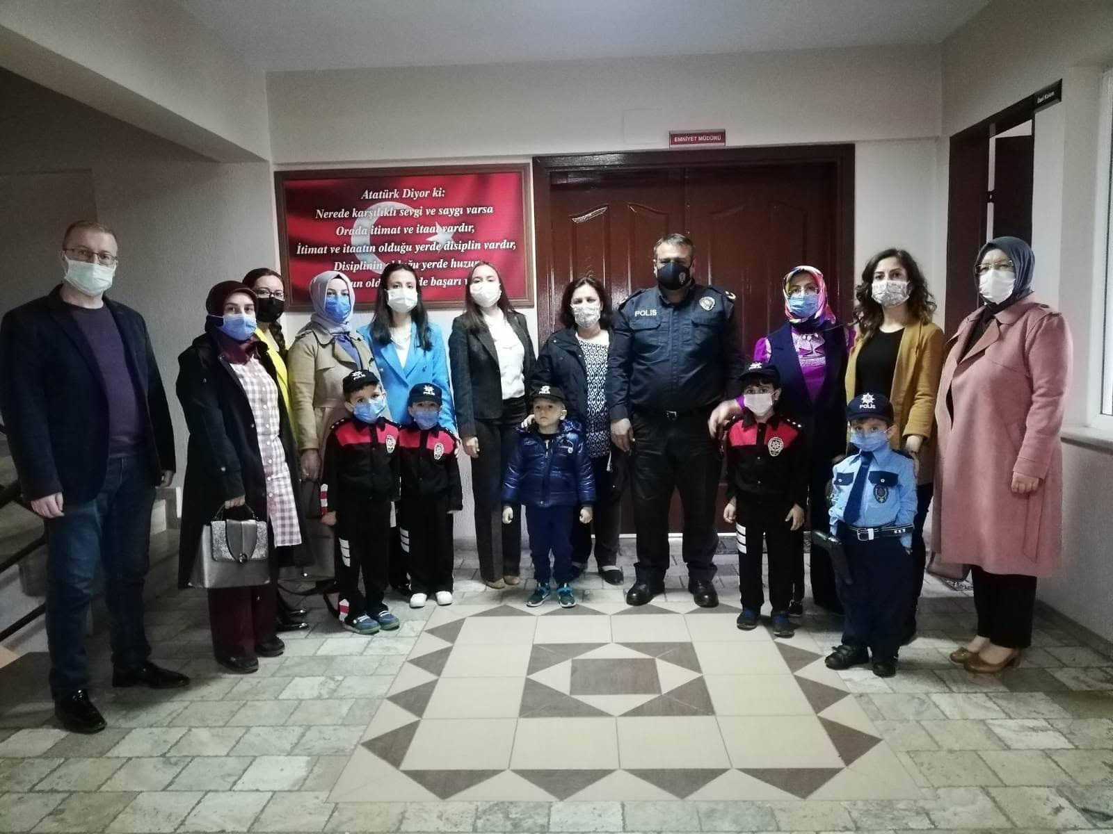 Miniklerden polis amcalarına ziyaret