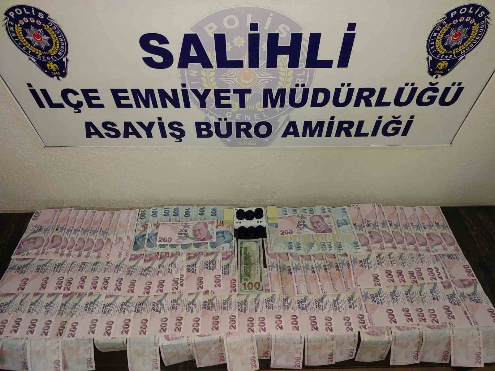 Salihli’de aranan şahıslar kumar oynarken yakaladı