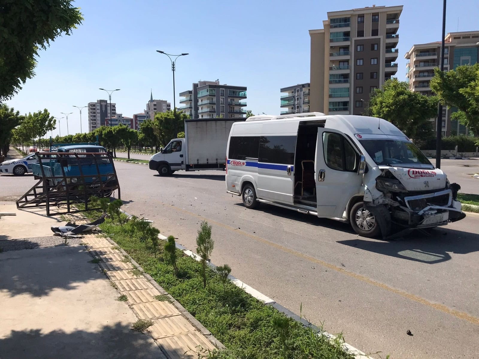 Servis otobüsü kamyonetle çarpıştı: 5 yaralı