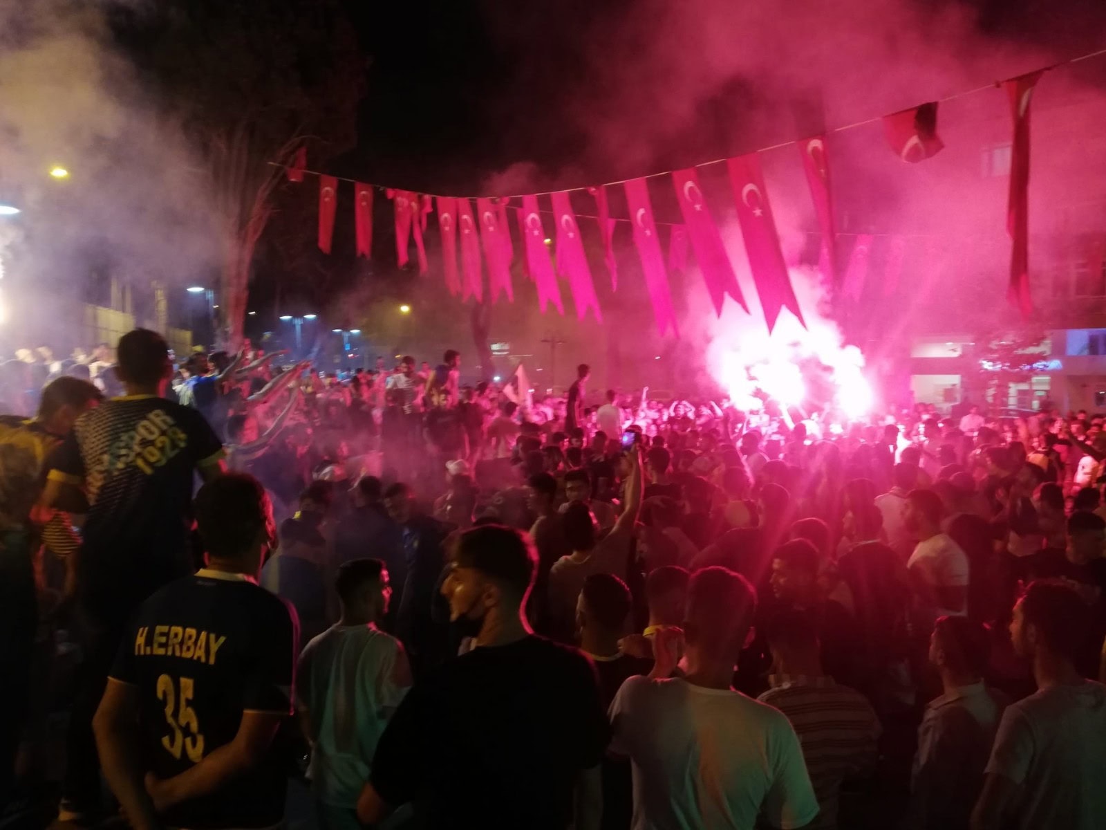 Takımları 2. Lig’e yükselen Bucalı taraftarlardan coşkulu kutlama