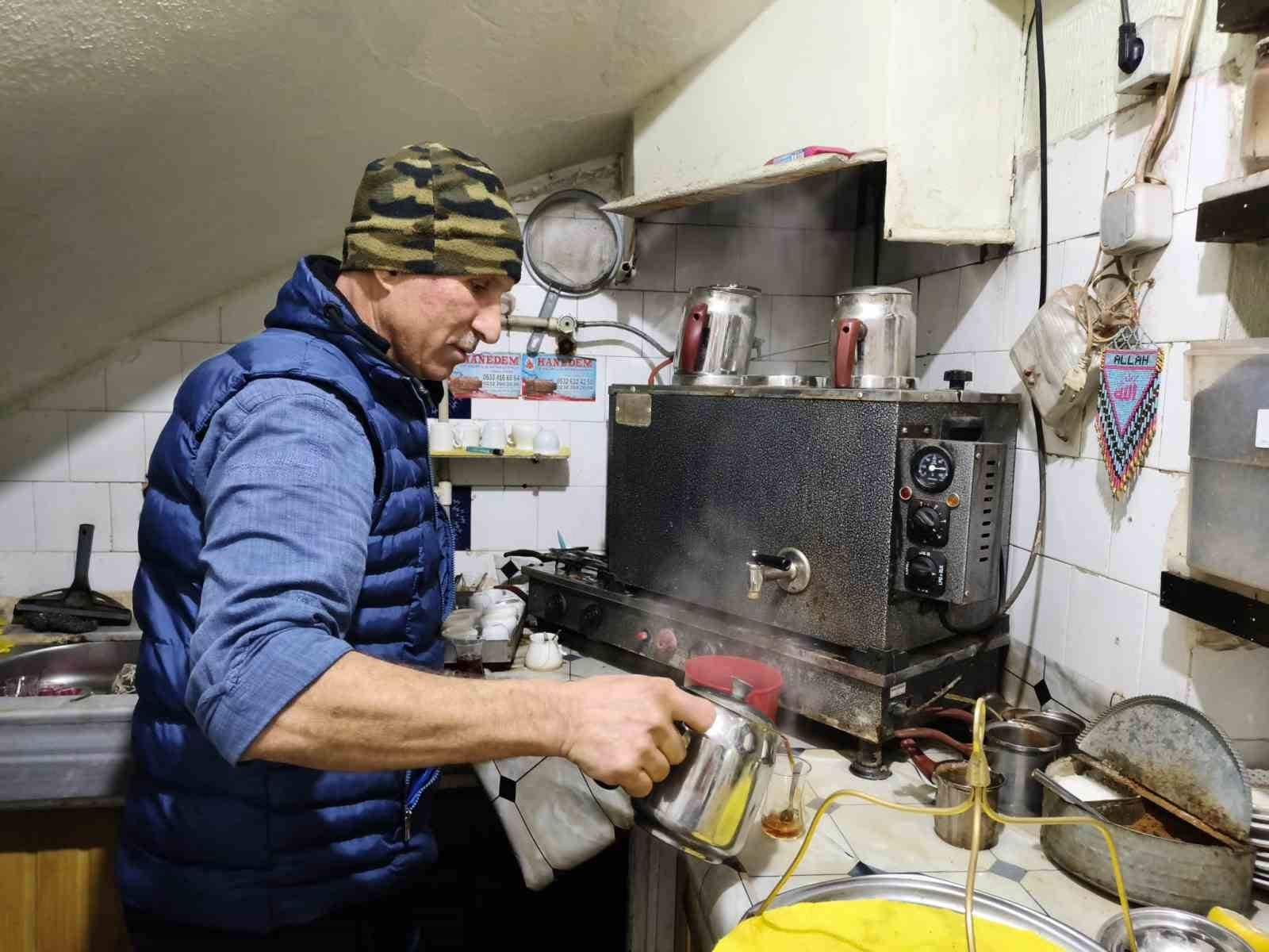 Tek koluyla hayata dört elle sarıldı