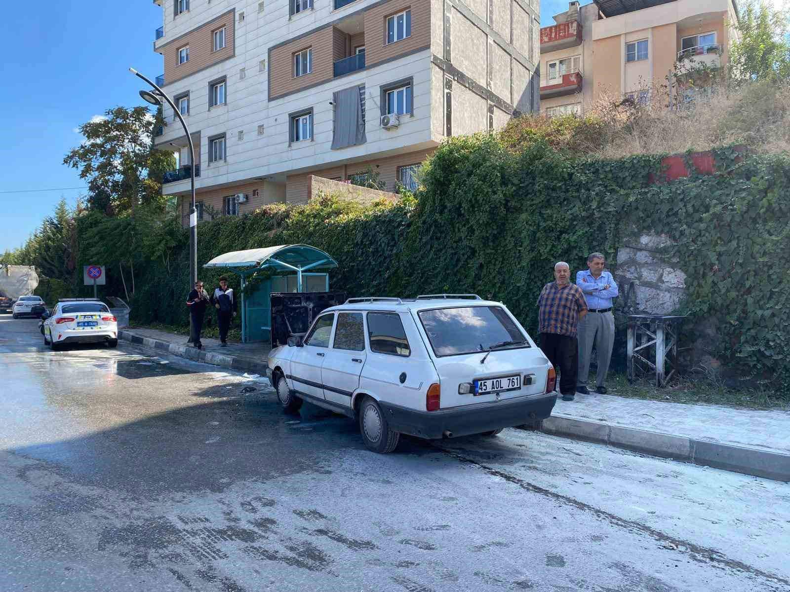 Turgutlu’da seyir halindeki otomobil alev aldı