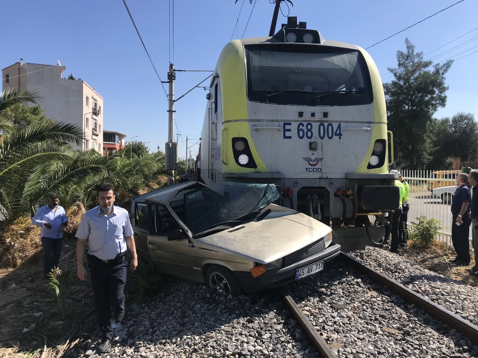 Yaşlı adam trenin çarptığı otomobilden sağ çıktı