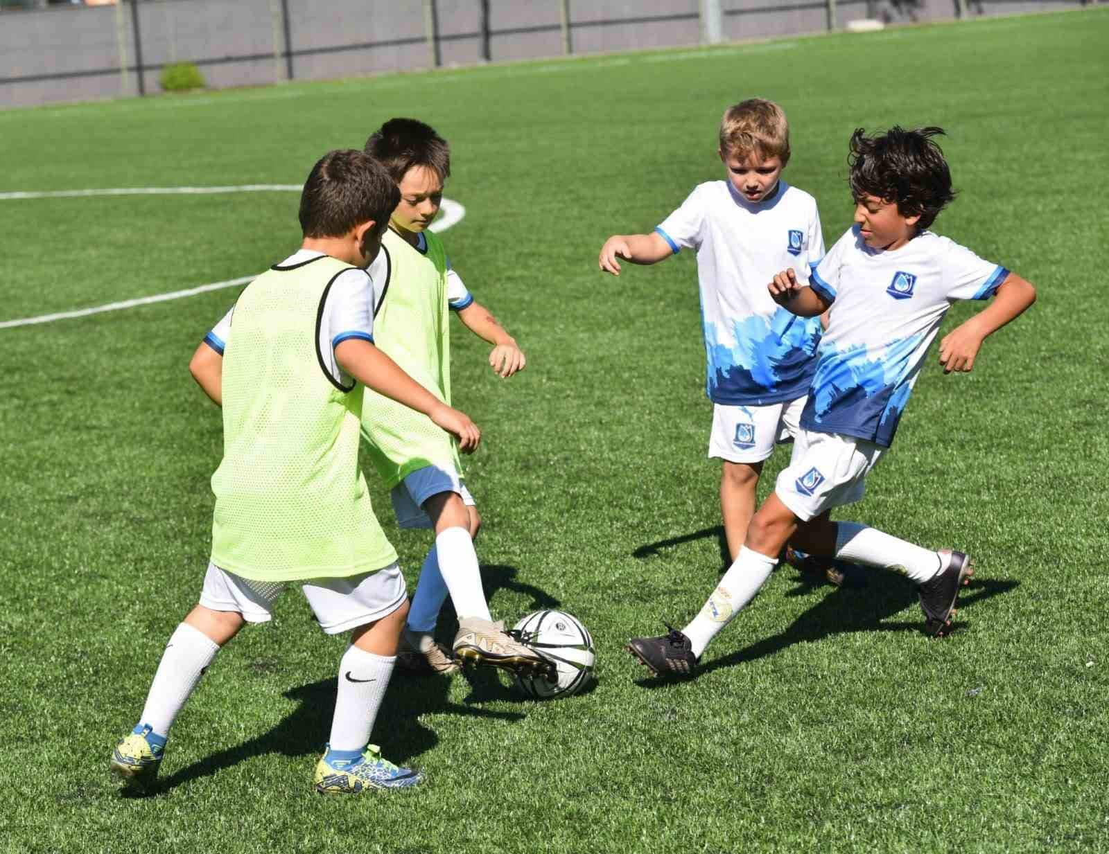 Yunusemre Belediyesi yaz futbol okulu coşkuyla sona erdi