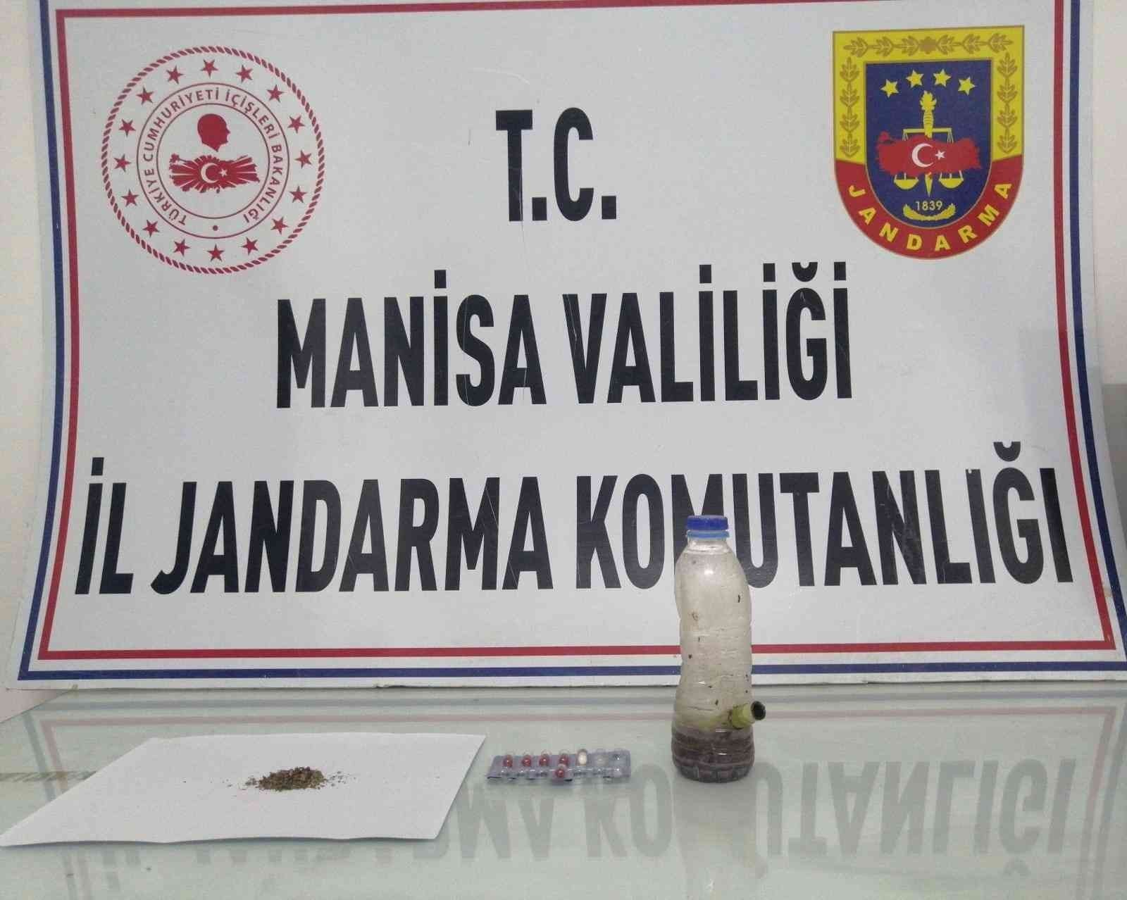 Bank üzerinde uyuşturucu içerken yakalandılar