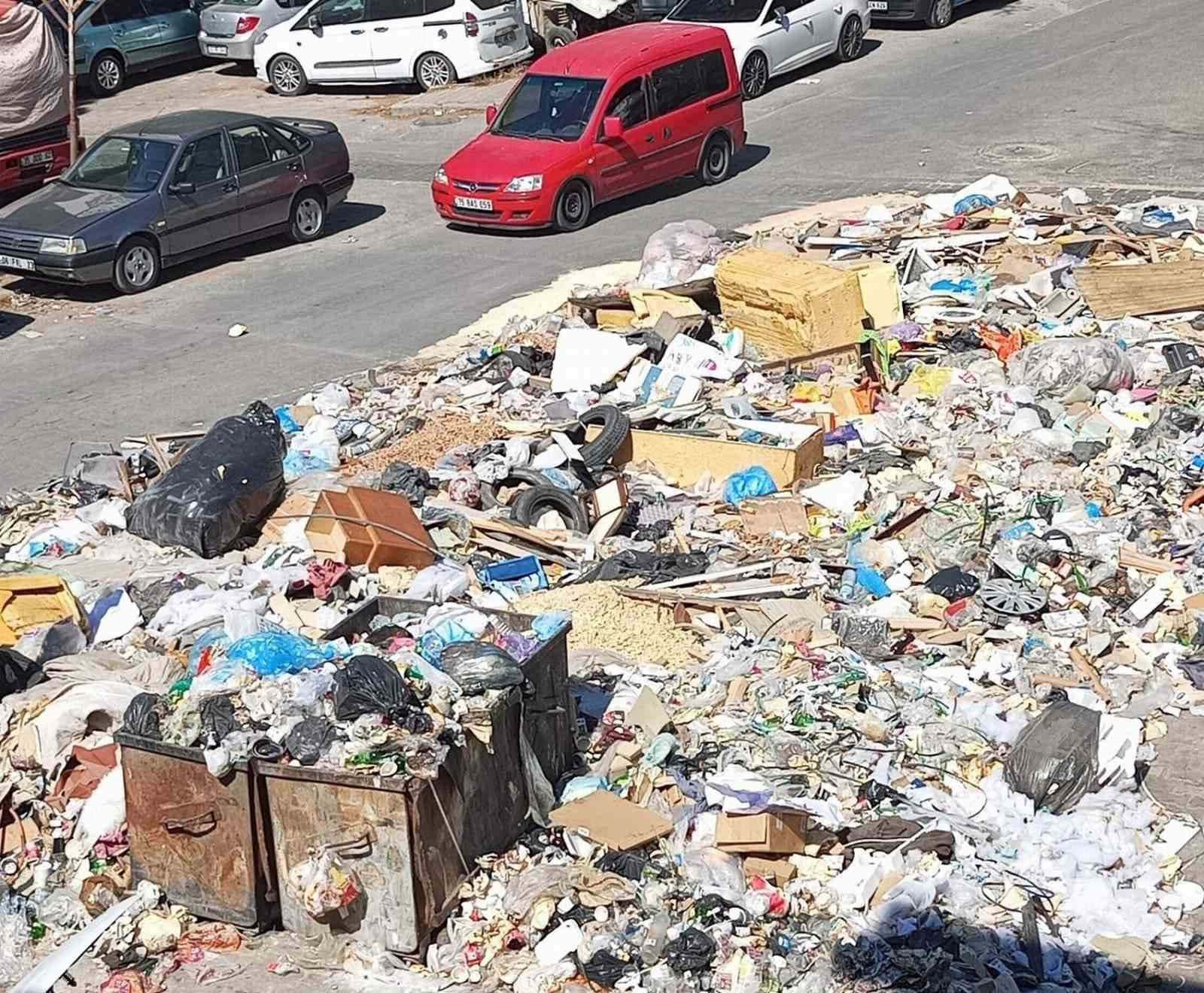 Korkulan oldu, Buca’da toplanmayan çöpler alev alev yandı