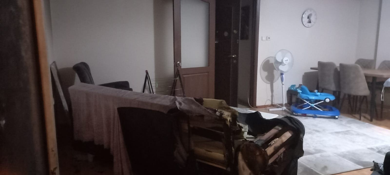 Kavga ettiği eşine kızdı, evi ateşe vermeye kalktı