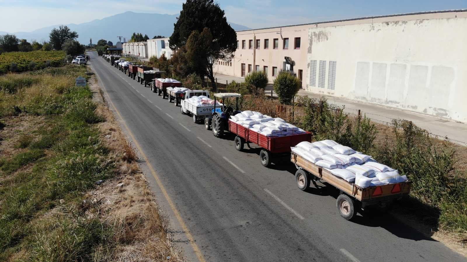 TMO’nun üzüm alımına ilgi gösteren üreticiler uzun kuyruklar oluşturdu