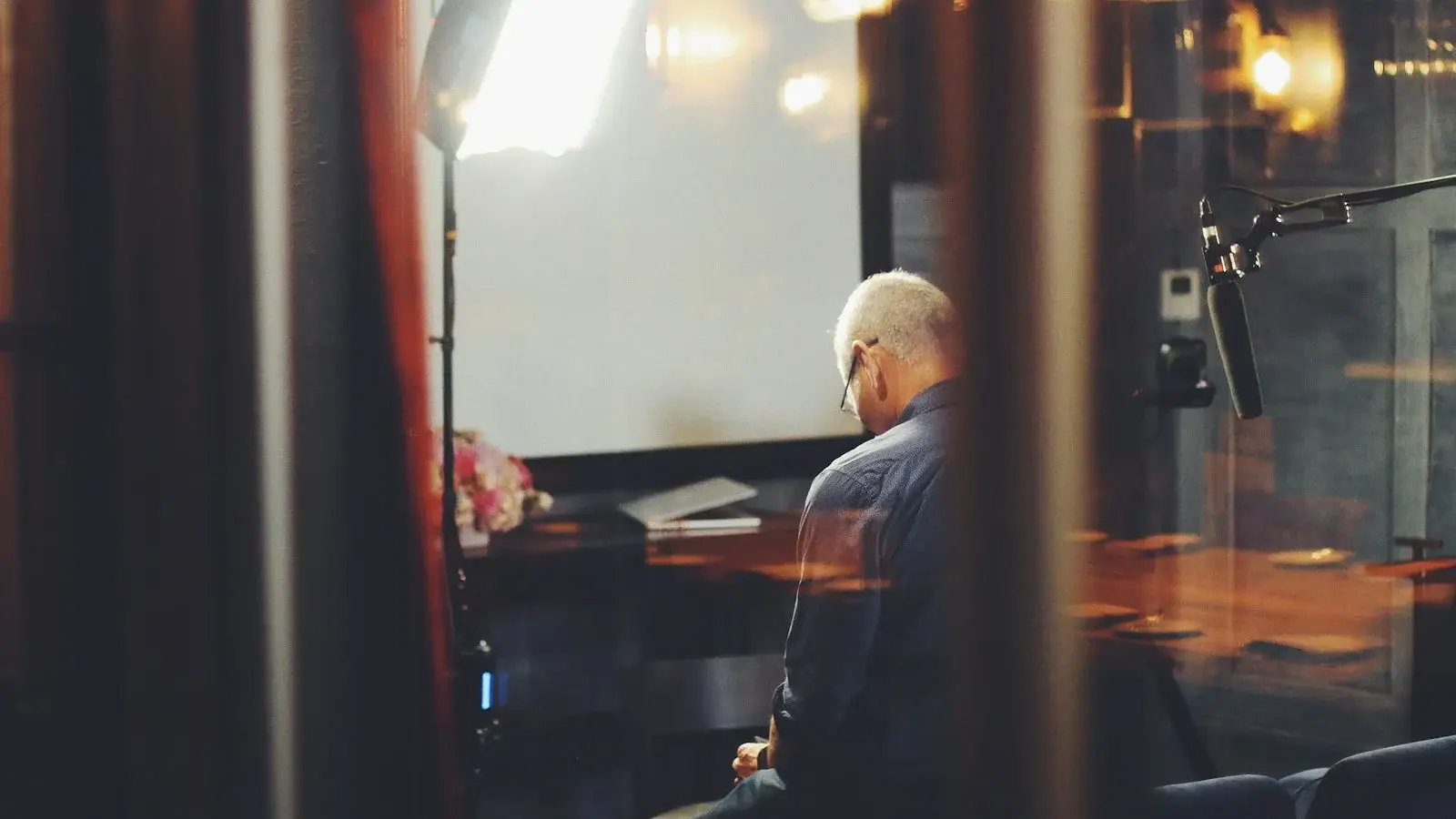 man sit on black chair