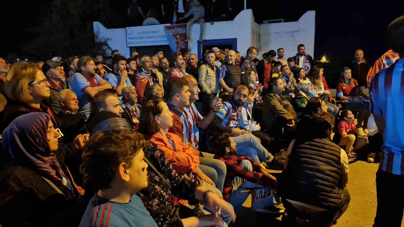 Bodrum’da bordo-mavi gece