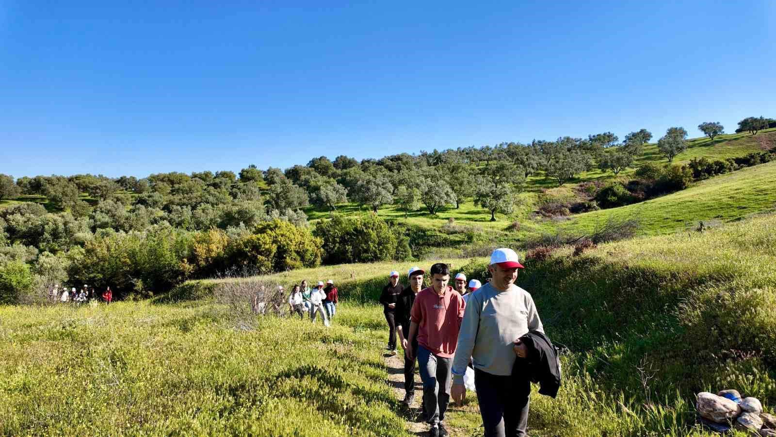 Öğrenciler Sardes Antik Kenti çevresinde doğa yürüyüşü yaptı