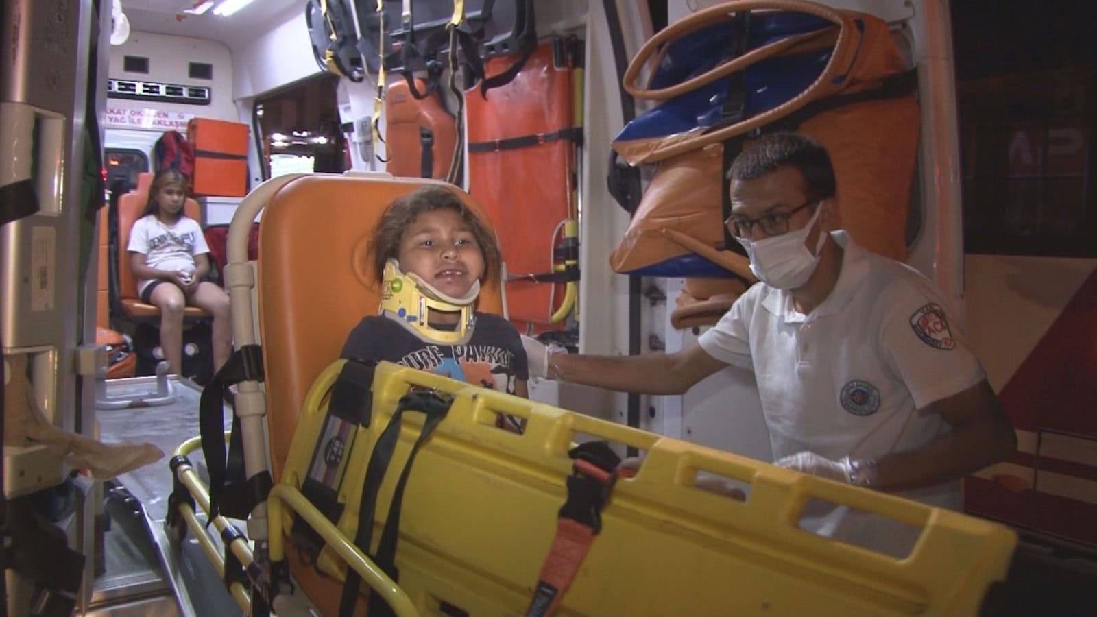 Otomobil park halindeki belediye otobüsüne çarptı: 1’i ağır 4 yaralı