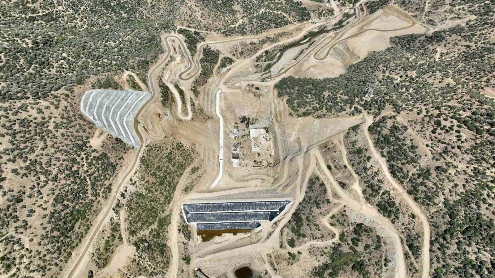 Sarıçay Barajı yükselmeye devam ediyor