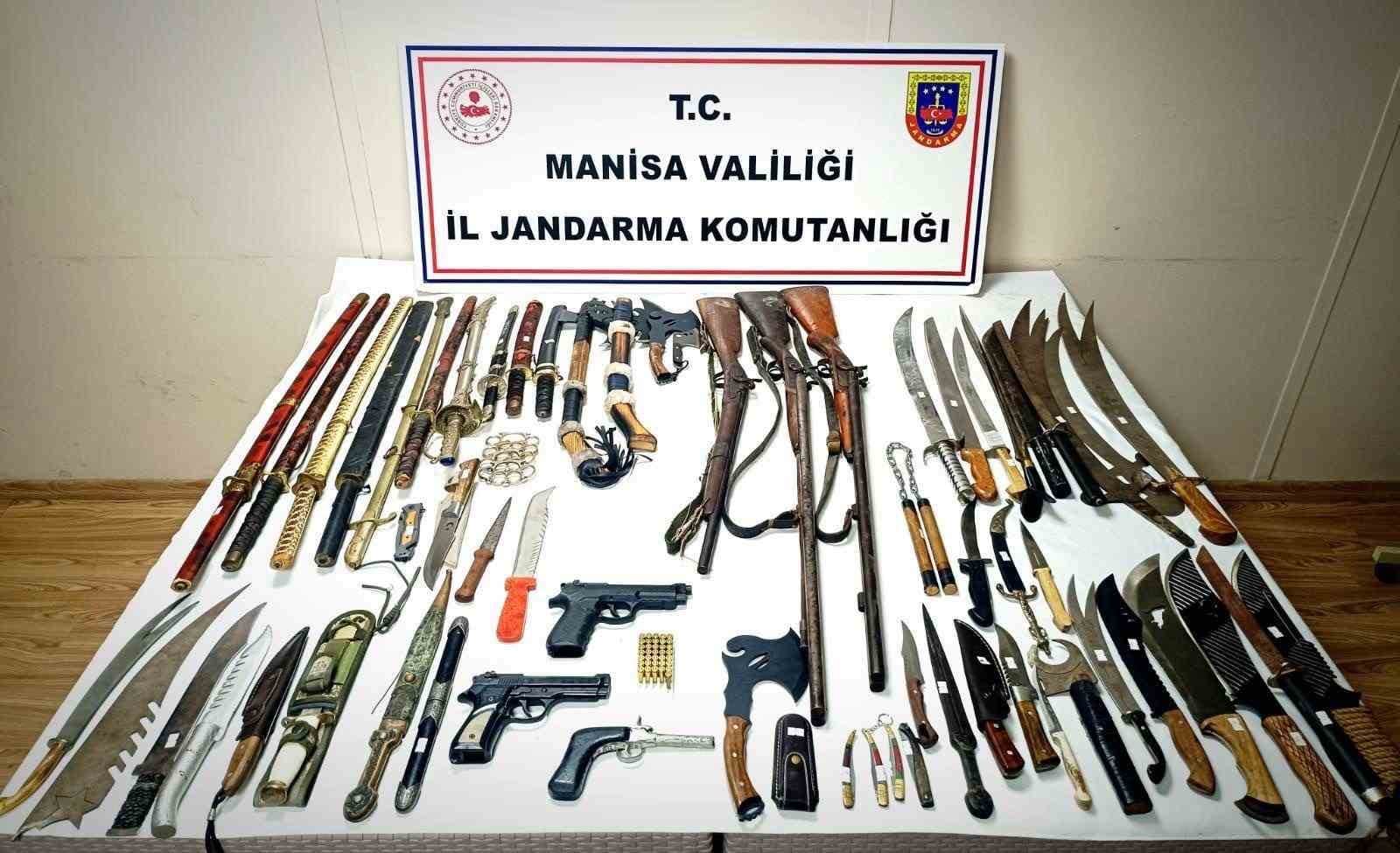 Manisa’da savaş aletleriyle dolu eve baskın