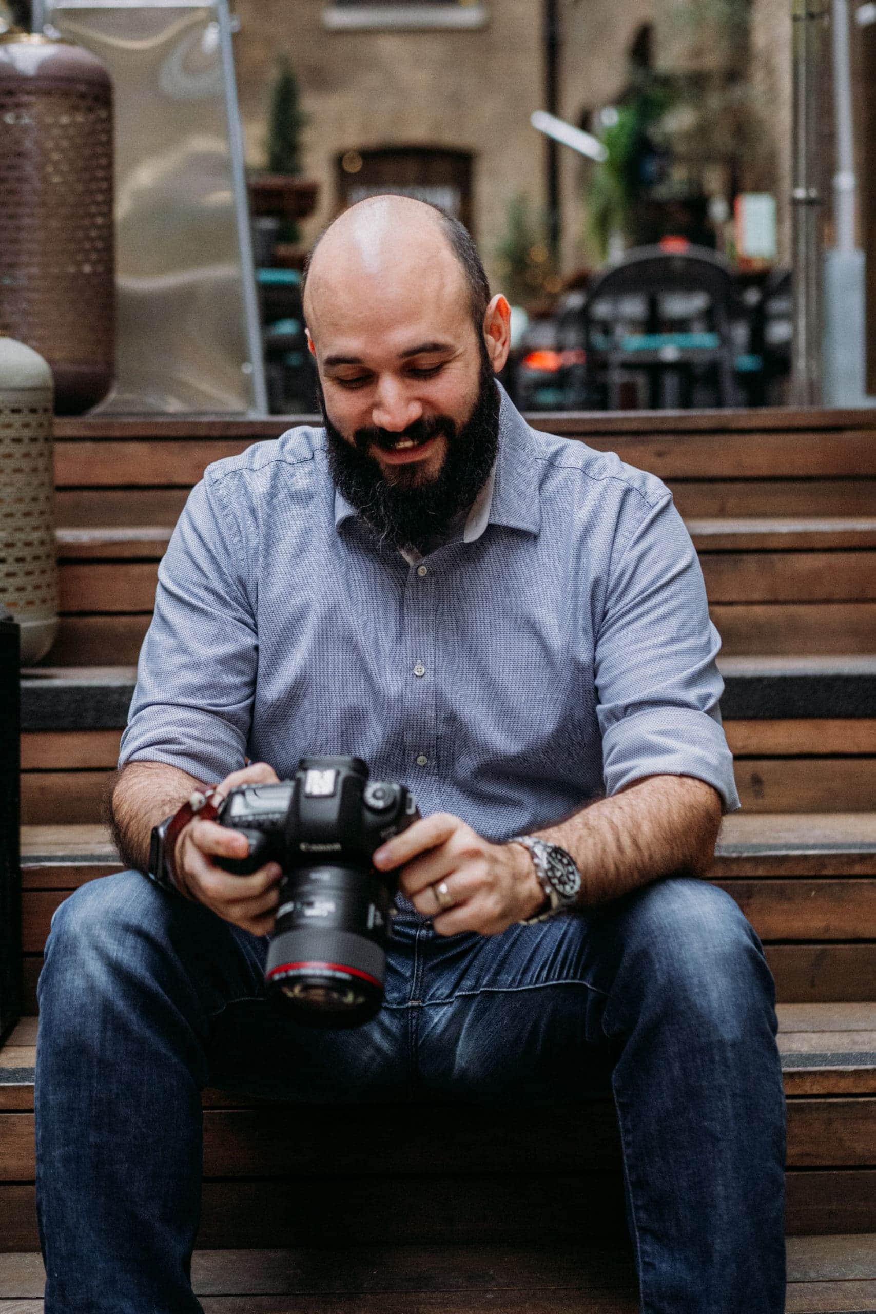 Steve Mulvey Sitting on the steps camera review