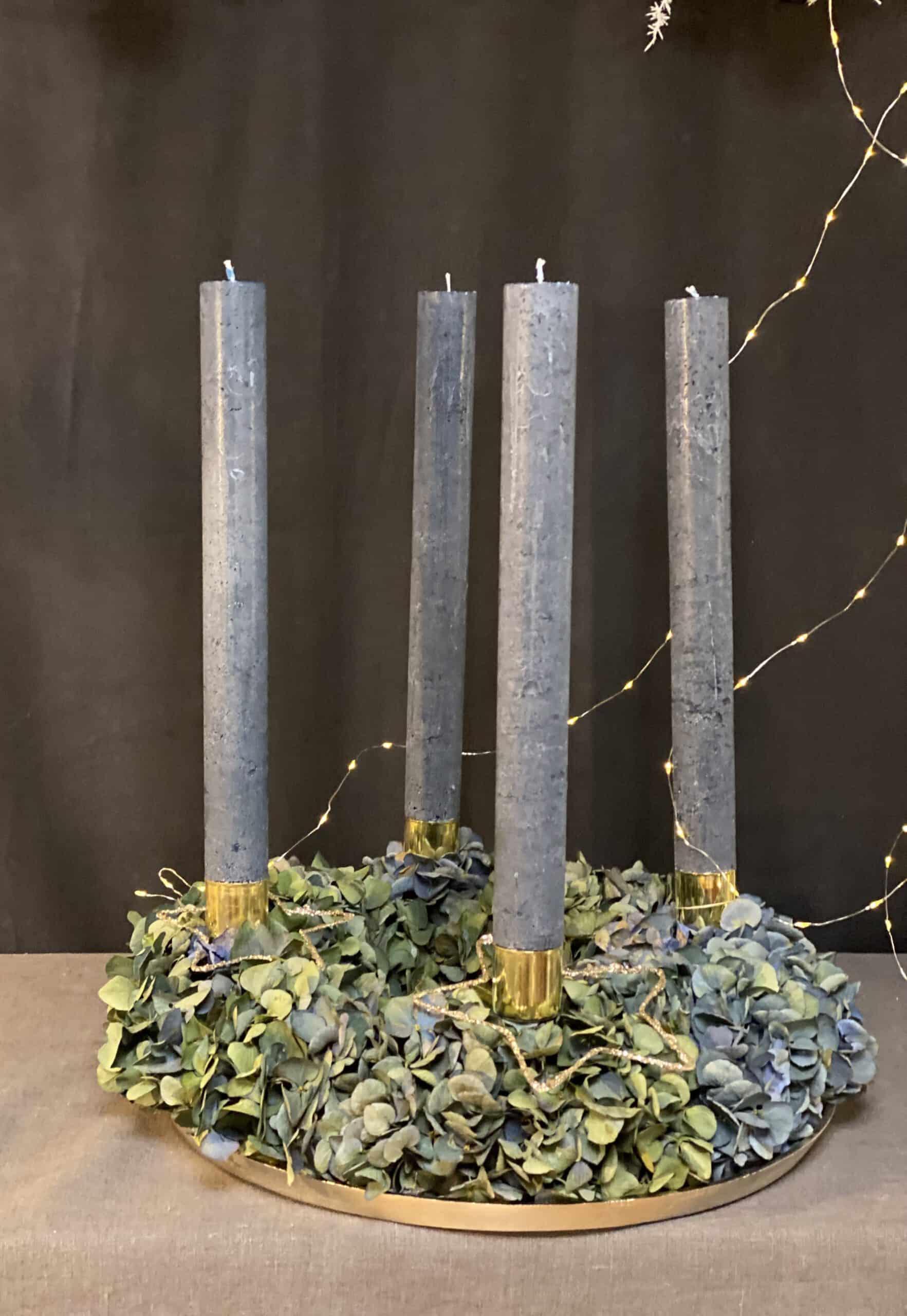 exklusiver moderner Adventskranz 2021 mit langen Weizenkornkerzen in Farbe petrol und blauen Hortensien auf Goldtablett