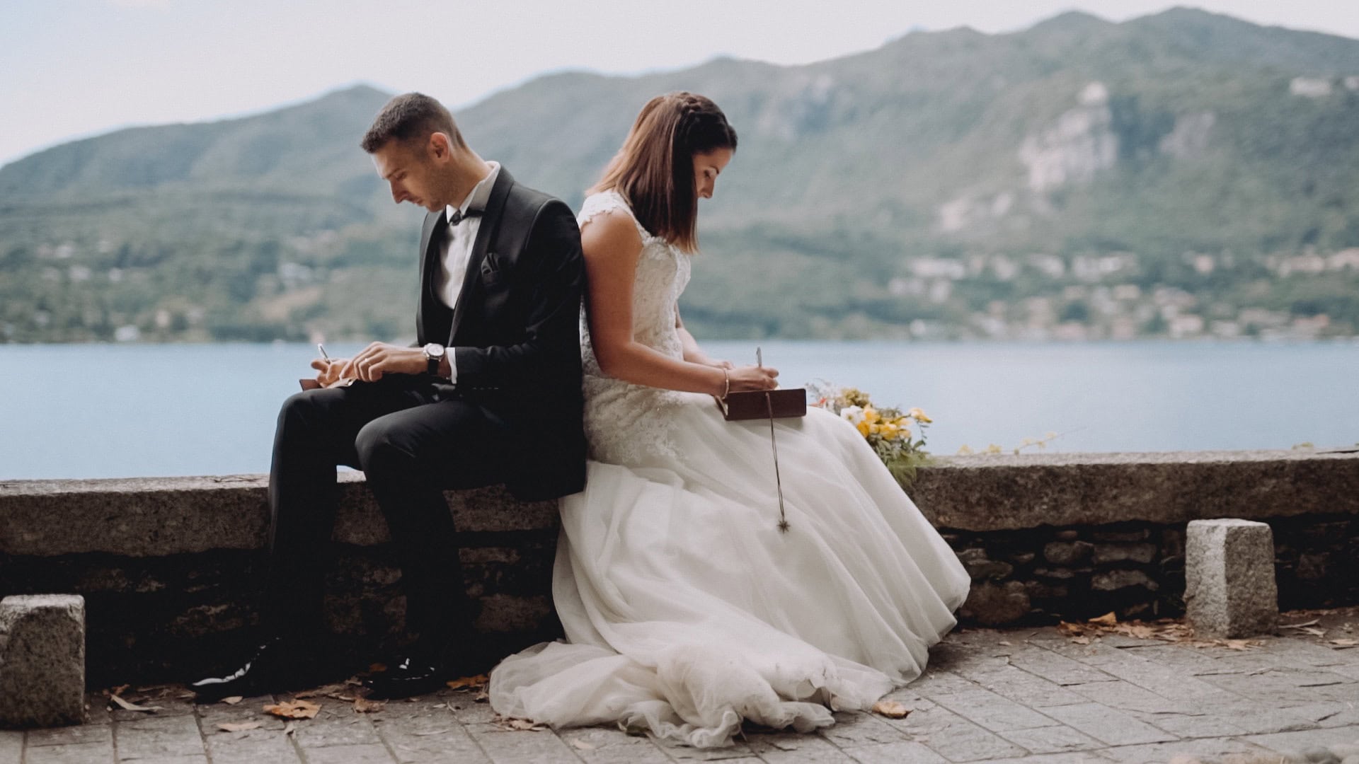rinnovo promesse sul lago sposi scrivono le loro promesse sulle rive del lago d'Orta