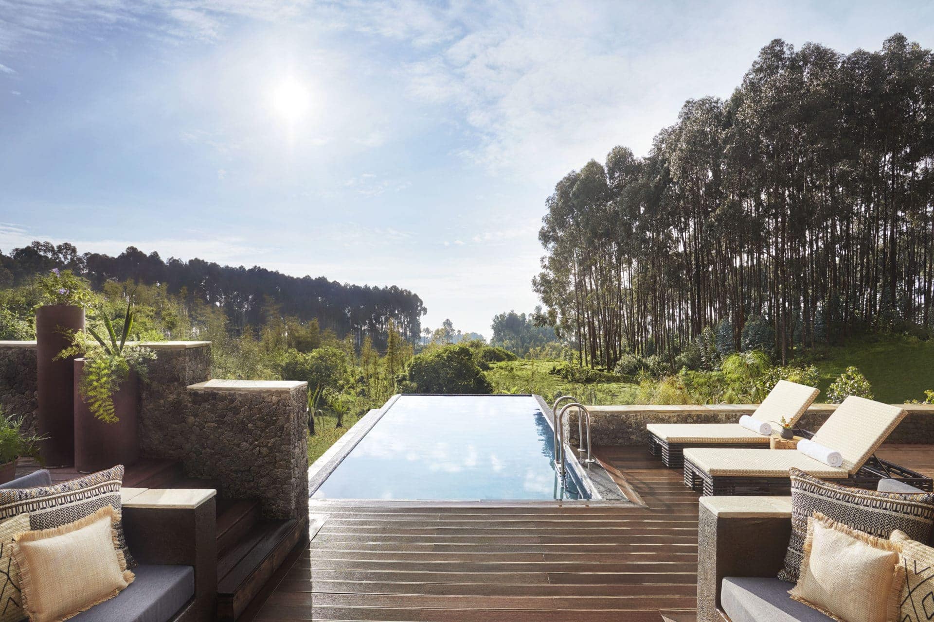 OO_GorillasNest_Accomodation_Silverback_Suite_Pool_View_5722_MASTER-1