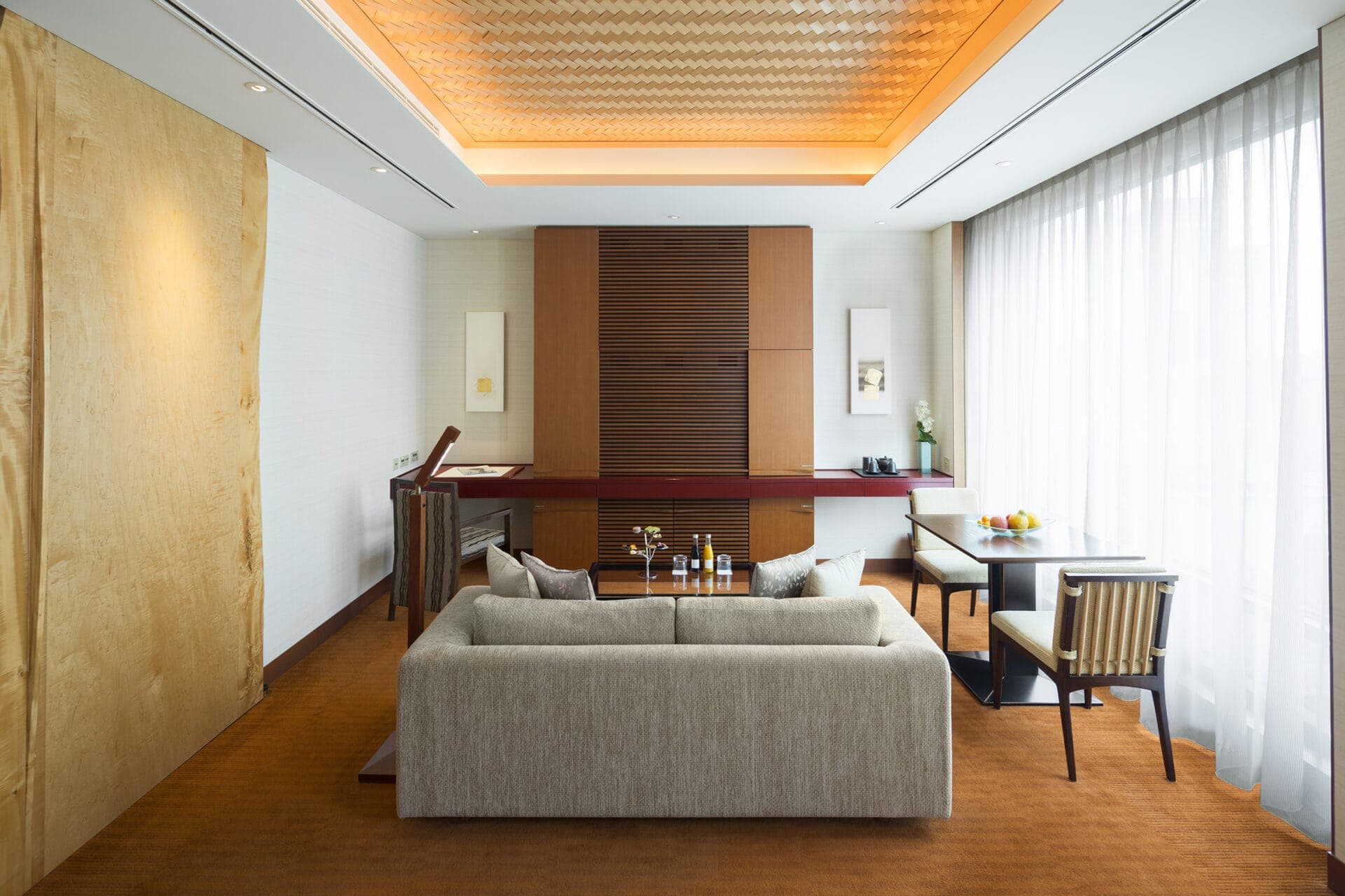 10-the-peninsula-tokyo-deluxe-room-living-area