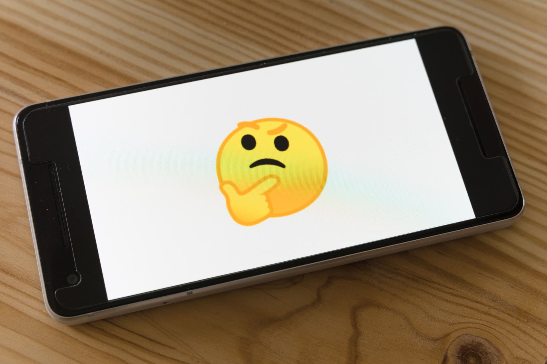 emojis redes sociales geandce marketing digital pantalla celular