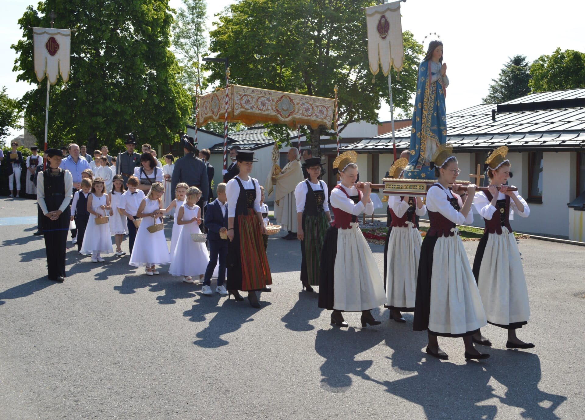 trachten vorarlberg, tracht vorarlberg, mode vorarlberg tracht, trachtenschneider, kleidermacher, tradition vorarlberg, schneiderwerkstätte, mode nach maß vorarlberg