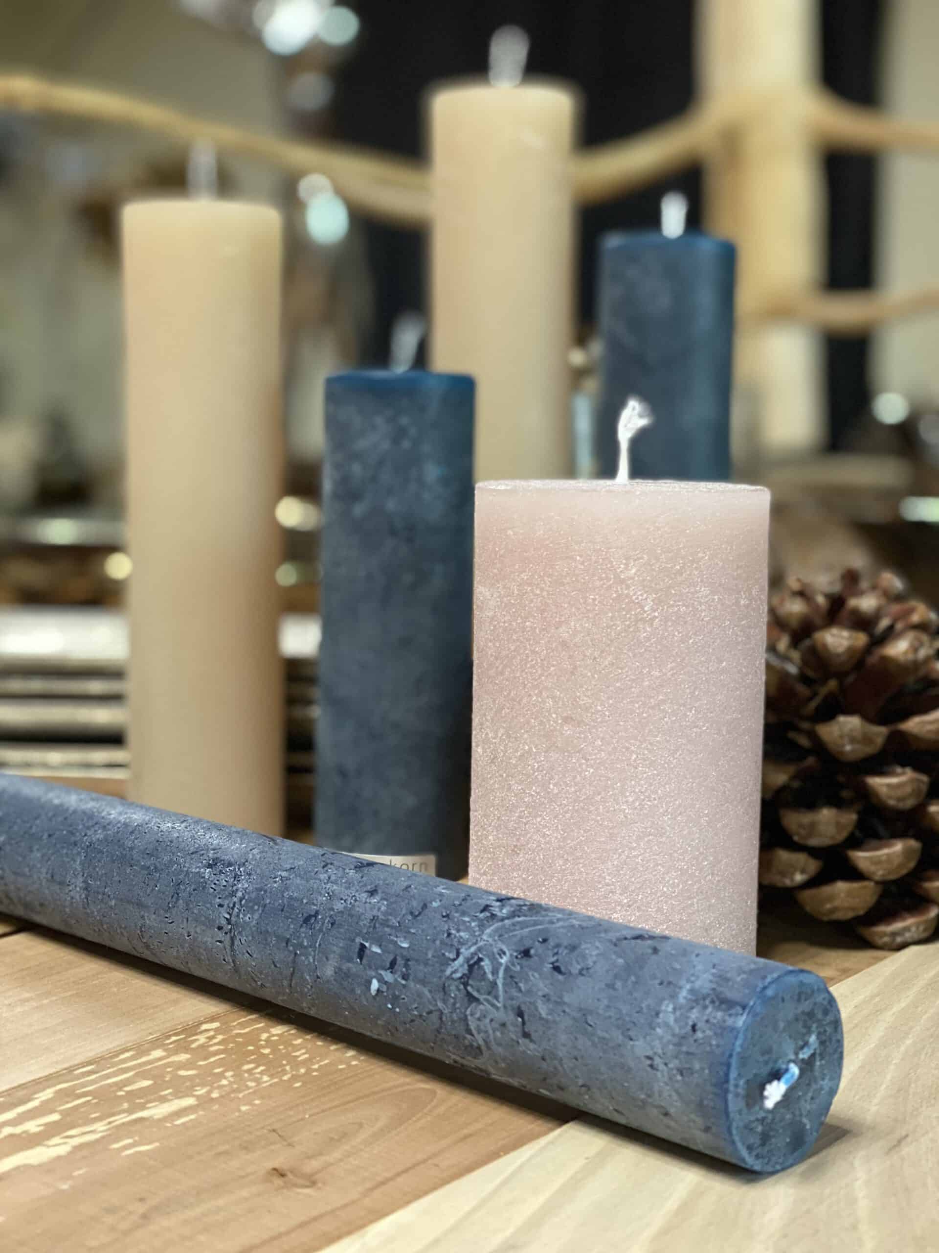 Weihnachtsdeko 2021 Kerze für Adventkranz von Weizenkorn Kerze in Farbe petrol (54003) nuss (53974) , zuckerwatte (61451) aus der Schweiz