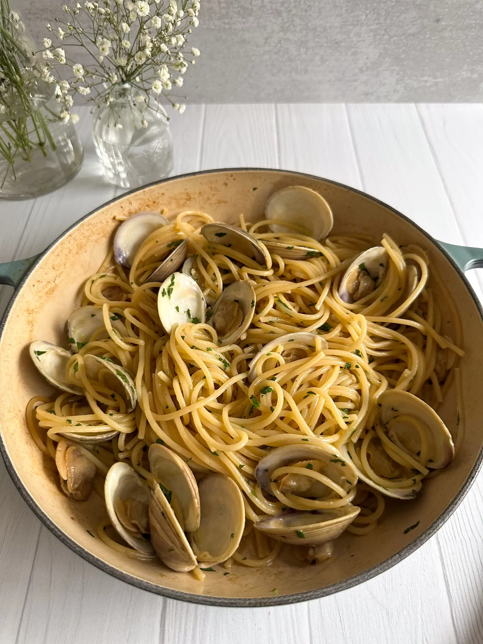 Spaghetti alle vongole in a pot.