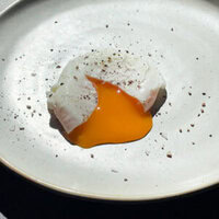 Paula's Apron Cómo Hacer Huevos Escalfados Perfectos Siempre Aprende cómo hacer huevos escalfados perfectos, también conocidos como huevo poché. Si sigues los pasos y consejos que comparto hoy, te aseguro que siempre te van a quedar unos huevos escalfados (o poché) de 10. Son muy versátiles y quedan genial en tostada con mi aceite de ajo y chile o con verduras, como con mi brócoli asado con crema de aguacate por ejemplo. | Receta de Paula's Apron