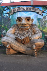 Un géant en bois de Thomas Dambo.
Christiania, Copenhague, Danemark