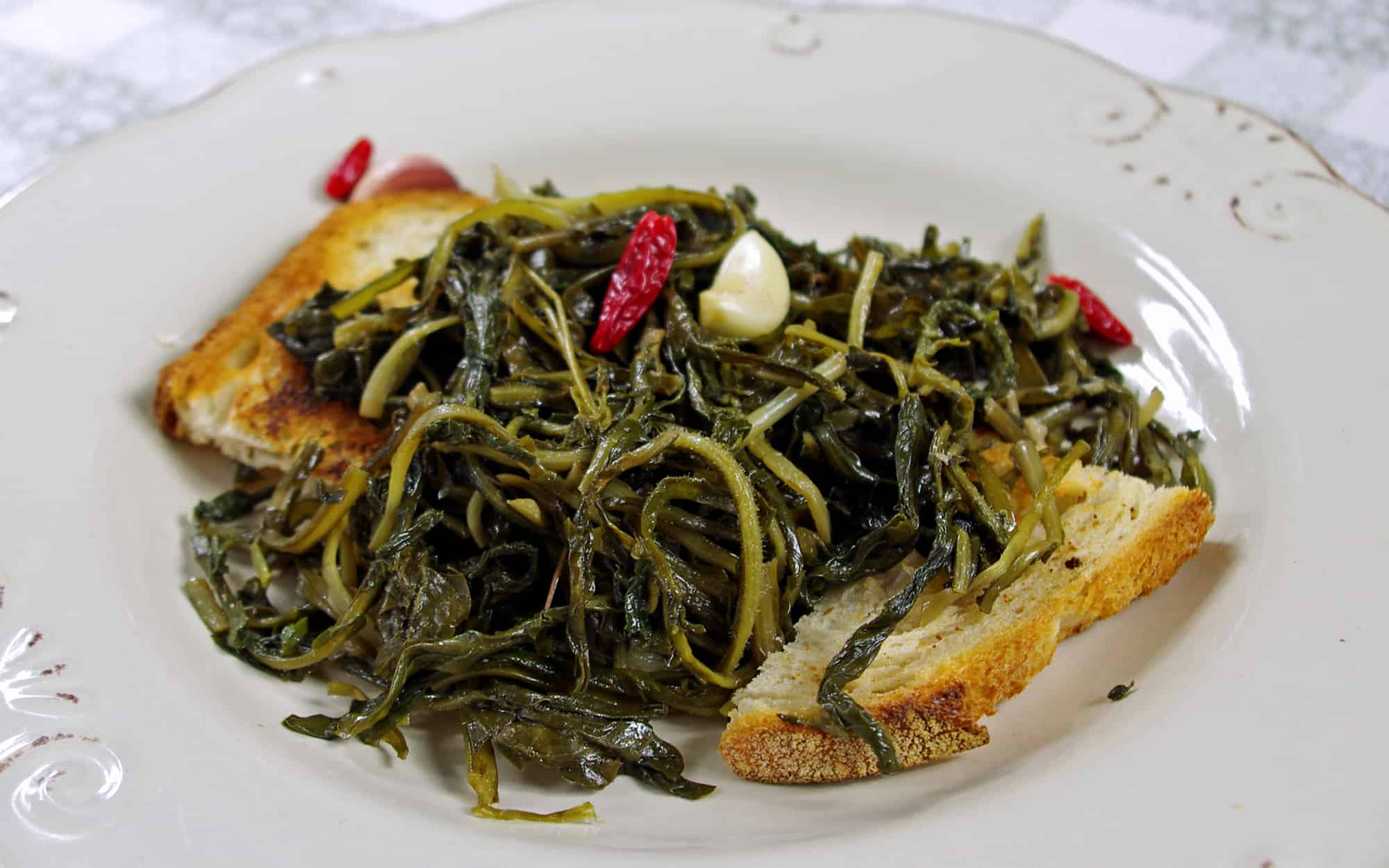 Cicoria ripassata alla romana con aglio e peperoncino