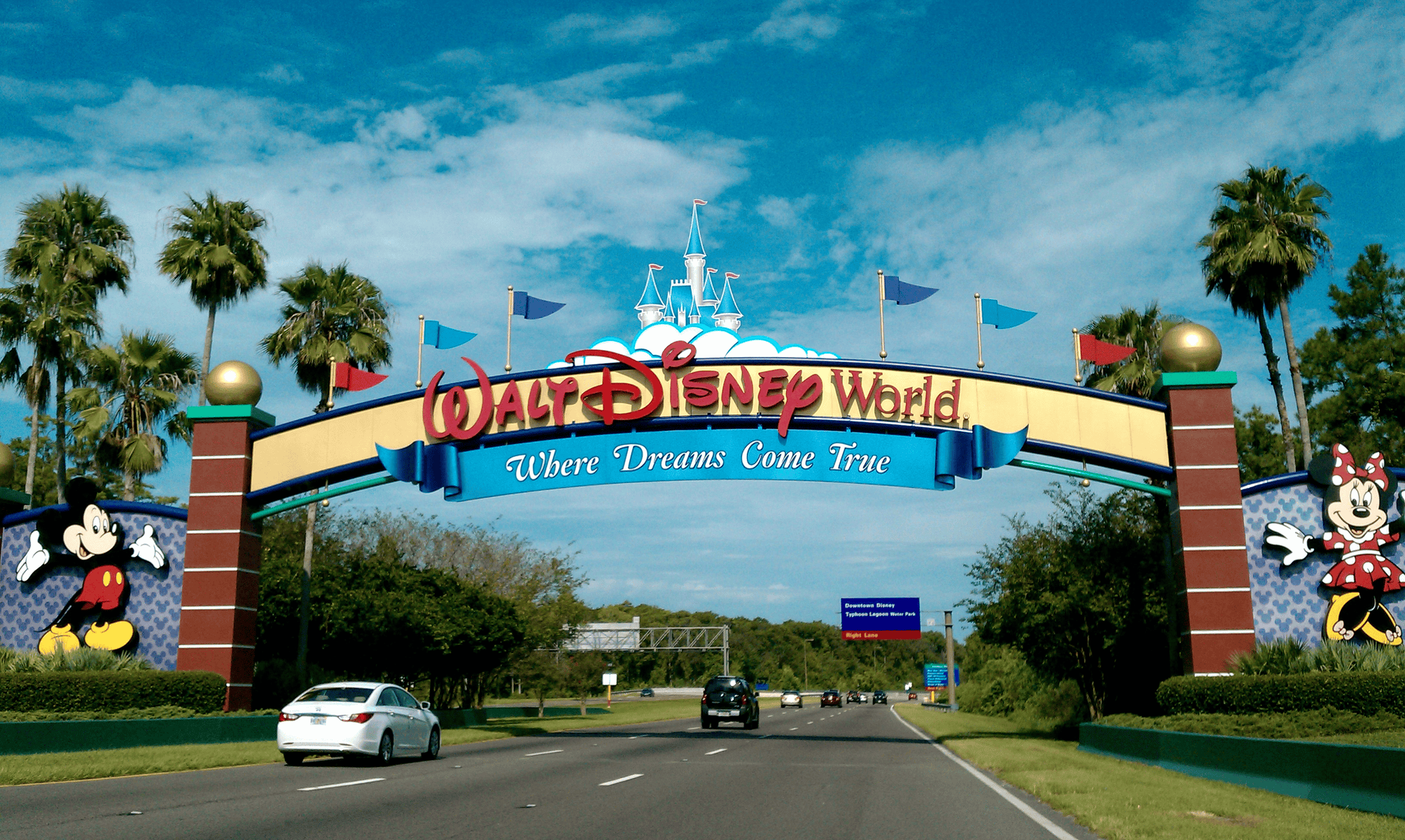 Photo @Jrobertiko https://commons.wikimedia.org/wiki/File:Walt_Disney_World_Resort_entrance.jpg