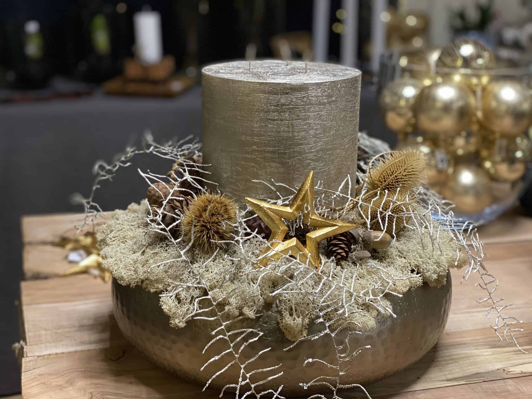 moderne Nordstil Weihnachten 2021 kupferfarbene Metallschale mit Dreidochkerze, Trockenblumen, Islandmoos, Disteln, silber Farn und Goldstern