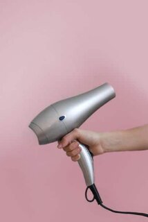 hand holding hair dryer