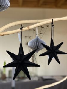 Weihnachtsdeko 2020 Filz Stern in schwarz von Vosteen (Art.: 18627-15/20 ) mit Papier Zwiebelhänger grau als Christbaumschmuck von Kwoka (Art. 3006262-000-802) bei Gartenglück und Blütenkunst in Pörnbach