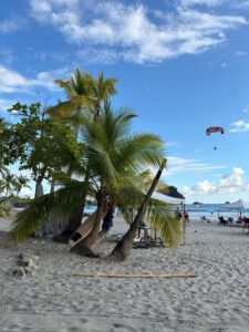 Padobran za vodeno letenje iznad plaže Manuel Antonio