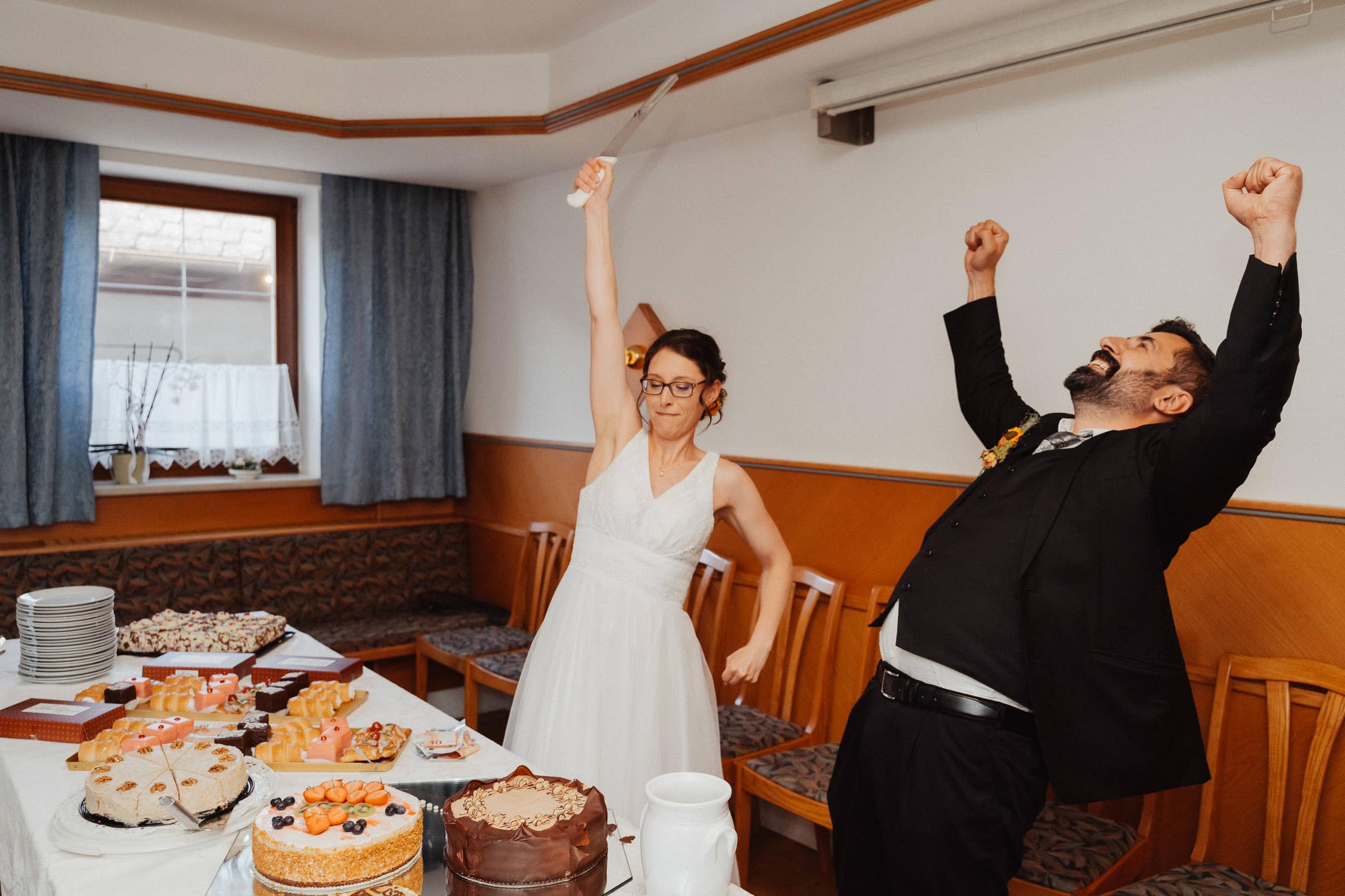 couple cutting wedding cake