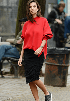 Emily Ratajkowski Shows Off Abs