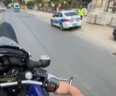 Trafik polisinin önünde şov yapmaya kalkıştı, sanal devriyeden kaçamadı