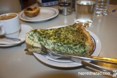 В Pasteis de Belem можете да хапнете и вкусна солена храна - киш, сандвичи и други неща.