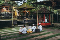Bali putovanje: vernici u belom i sarongu na molitvi u hramu Besakih