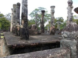 Sri Lanka - hram - biblioteka - kralj - polonaruva - kraljevstvo - budisti - hinduisti - monasi
