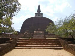 Sri Lanka - hram - biblioteka - kralj - polonaruva - kraljevstvo - budisti - hinduisti - monasi - stupe